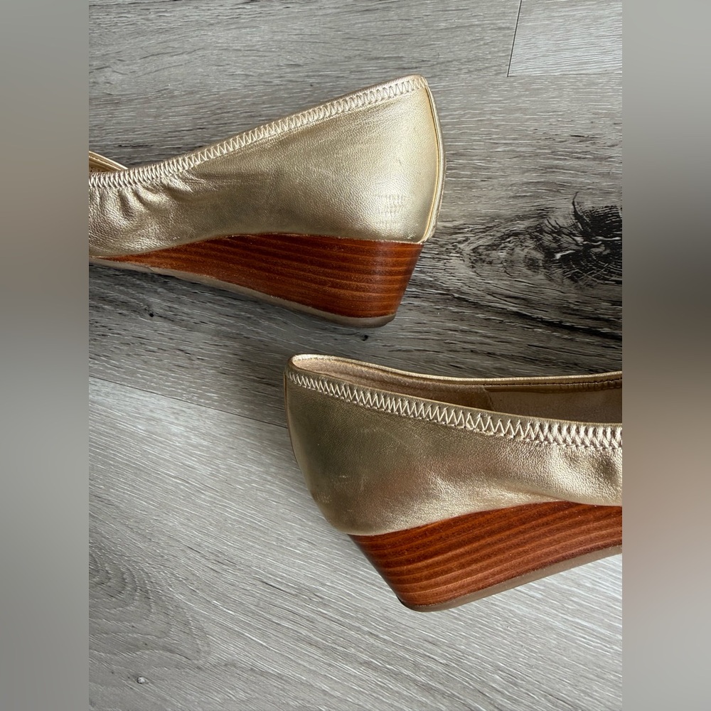 Cole Haan Gold Peep Toe Flats/Wedge Heels, Size 5.5 - Picture 11 of 17